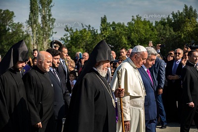 Հայոց ցեղասպանության հուշահամալիրի հյուրերի գրքում բացի պատրաստված տեքստից ավելացրել է մի քանի խոսքեր.Հռոմի պապի խոսնակը մանրամասնում է