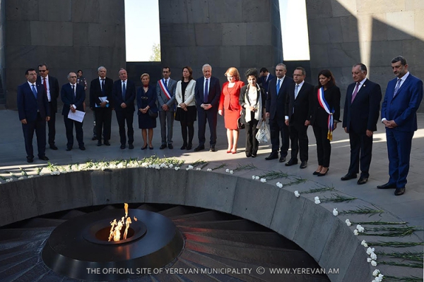 Փարիզի քաղաքապետը հարգանքի տուրք է մատուցել Հայոց ցեղասպանության Սուրբ նահատակների հիշատակին