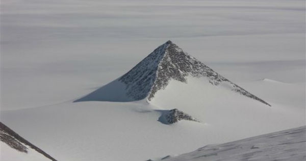 Группа исследователей нашла в Антарктиде пирамиды Древних цивилизаций