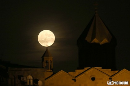 Ֆանտաստիկ է․․․Այսօրվա տարօրինակ  լուսինը՝ Երևանի երկնքում