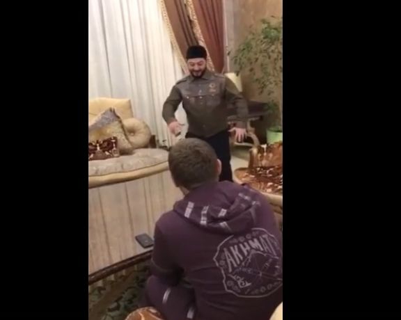 В Сети появилось видео репетиции Галустяном и Кадыровым номера для КВН