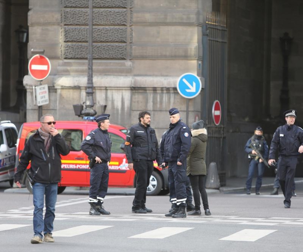 Փարիզում զինված հարձակում կատարած անձի անձնագրում Թուրքիայի վիզաներ են հայտնաբերվել