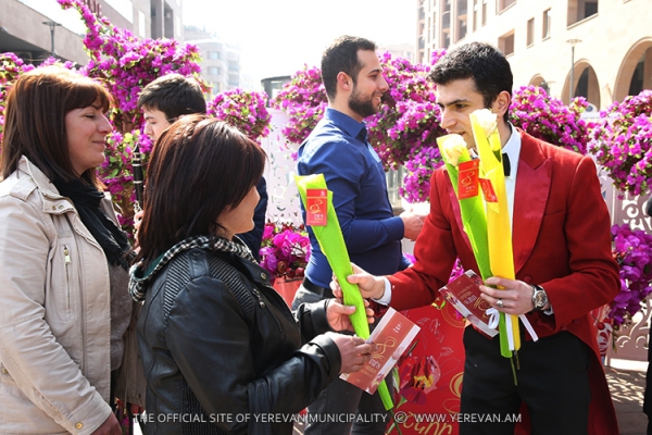 Երևանյան ջերմ շնորհավորանքներ ու տոնական ծաղիկներ կանանց և աղջիկներին