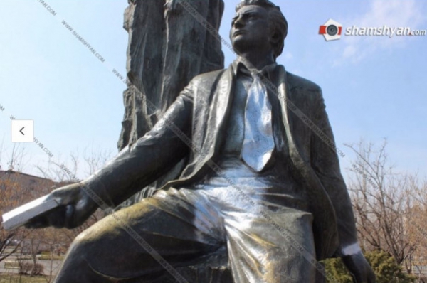 Երևանում անհայտ անձինք ներկել են Հովհաննես Շիրազի արձանը