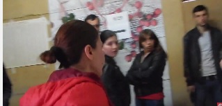 Կոնդում ընտրողներին ուղղորդող կինը հարձակվեց լրագրողի վրա