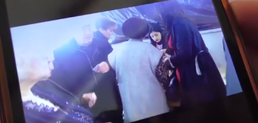 Կարմիր հագուստով աղջիկը տարեցներին ուղղորդում է քվեարկել ՀՀԿ-ի օգտին. դիտորդ