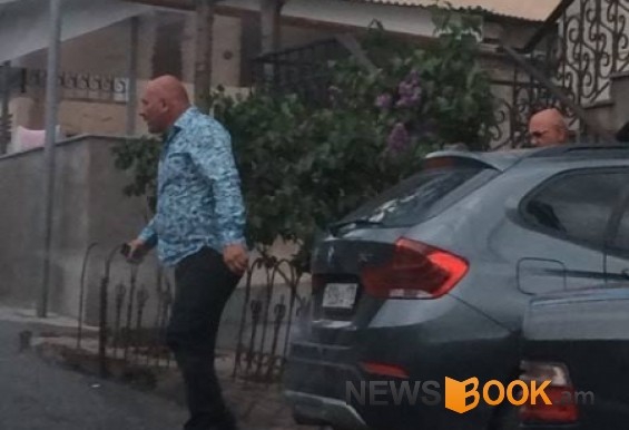 Ծառուկյանի թիկնազորի պետն այցելել է Նապոլեոն Ազիզյանի տուն