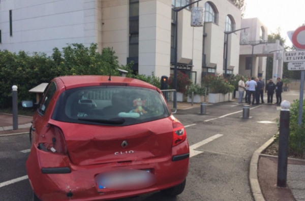 Փարիզում հայ տղամարդը փորձել է ավտոմեքենայով մխրճվել մզկիթի մոտ հավաքված բազմության մեջ