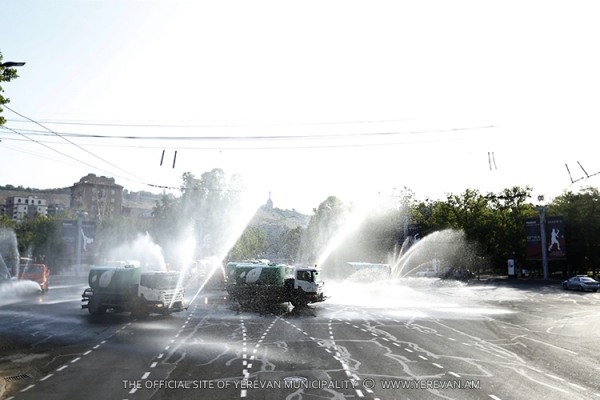 «Երեւանյան ամառ 2017». ջրցան մեքենաների շքերթ՝ նվիրված Վարդավառի տոնին