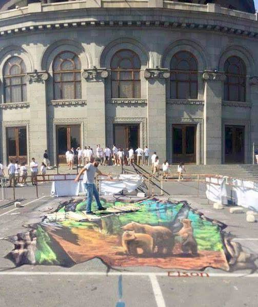 Արջերի մասին խոհափիլիսոփայական մտքեր արտահայտելու փոխարեն՝ ժամանակ չկորցնել և գեղեցիկ նկար ունենալ Օպերայի ֆոնին