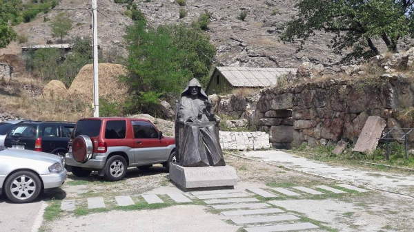 Մխիթար Գոշի արձանի շրջակայքը հայ վարորդները դարձրել են ավտոկայանատեղի