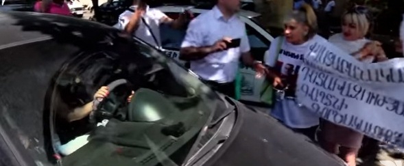 Սեֆիլյանի աջակիցները փակեցին հանրային պաշտպան Մարինե Թովմասյանի ավտոմեքենայի ճանապարհը