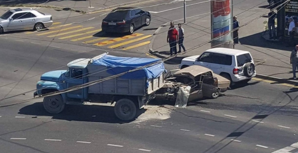 Խոշոր ավտովթար Երևանում. «06»-ը բախվել է ЗИЛ-ին. կա վիրավոր