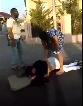 Տեսանյութ, որում երևում է, թե ինչպես են Բաքվի փողոցներից մեկում կնոջ լեզու կտրել