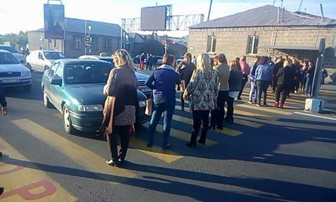 Փարաքարի դպրոցի ծնողները փակել են Երեւանից օդանավակայան տանող խաչմերուկը