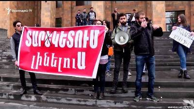 ԵՊՀ-ի դռները փակել էին, ստուգում էին ուսանողների անցաթղթերը․ բողոքի ակցիաները շարունակվում են