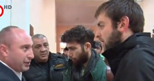 Ձեռքերդ մի բարձրացրու. վիճաբանություն՝ ԵՊՀ աշխատակազմի ղեկավարի և ակցիայի կազմակերպիչների միջև 