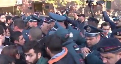 Ուսանողները փակել են երթևեկության մի գոտին. ոստիկանությունը 5 րոպե ժամանակ է տվել 