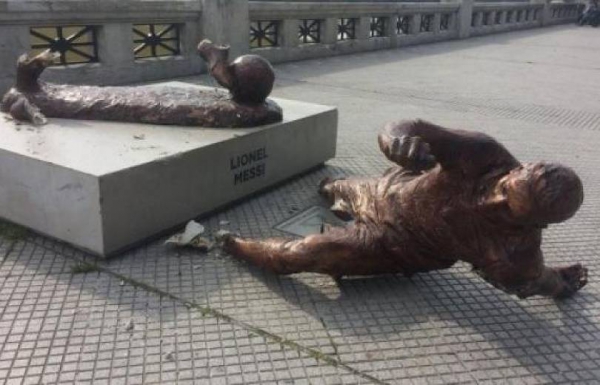 Մեսսիի արձանը մասերի են բաժանել 