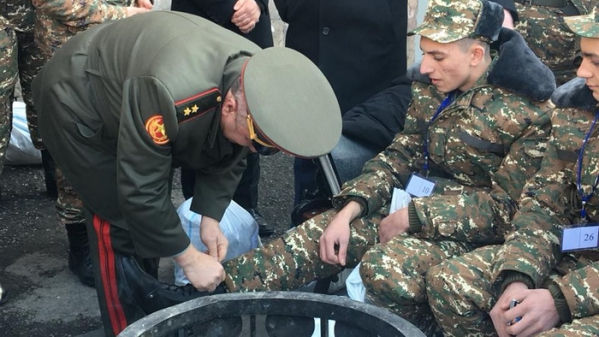 Գերագույն շտաբի պետն օգնում է զինվորին հագնել կոշիկները