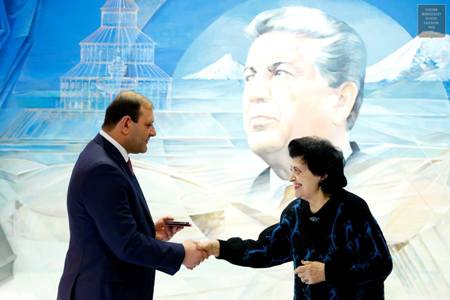 Հուշամեդալ Տարոն Մարգարյանին՝ Դեմիրճյանի հիշատակի հավերժացման գործում ունեցած մեծ ավանդի համար