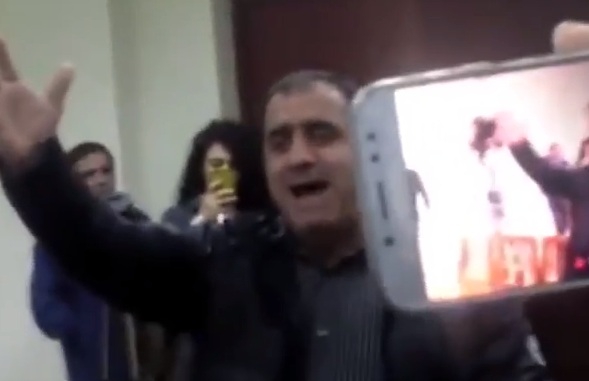 Սեֆիլյանի զինակից ընկերը 10 տարվա դատավճիռը լսելուց հետո երգեց