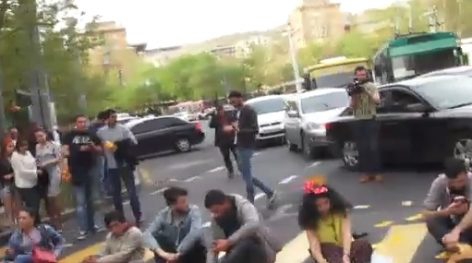 Ակցիայի մասնակցին վթարի ենթարկած վարորդին ազատել են աշխատանքից