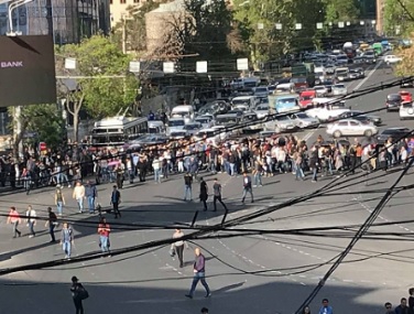 Ինչպե՞ս ակցիայի մասնակիցները փակեցին Կրկեսի խաչմերուկը և ճանապարհ տվեցին հարսանքավորներին