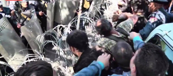 Ոստիկանները հատուկ միջոցներ են կիրառում. կան վիրավորներ