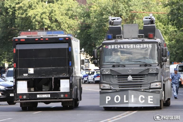 Ոստիկանությունը ջրցան մեքենա է բերել Բաղրամյան պողոտա