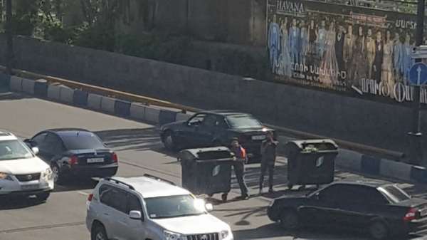 Կիևյան կամրջից երկու երիտասարդի բերման ենթարկեցին