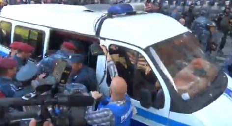 Բախում ոստիկանների եւ ցուցարարների միջև.կան բերման ենթարկվածներ.Ուղիղ միացում