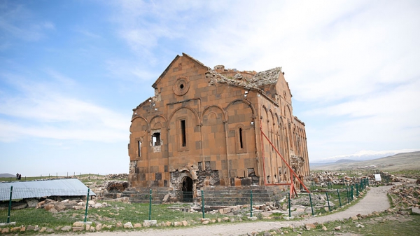 Անիի կամուրջը մեր դաշտերից