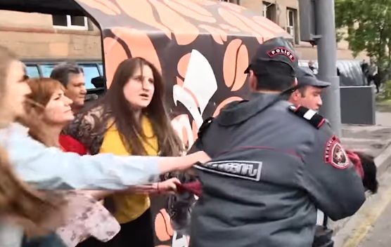 Ոստիկանները Մանկավարժական համալսարանի մոտից բռնի ուժով բերման ենթարկեցին մի շարք ցուցարարների