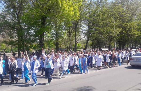 Հանրապետական հիվանդանոցում գործադուլ է. բժիշկները դուրս են եկել փողոց 