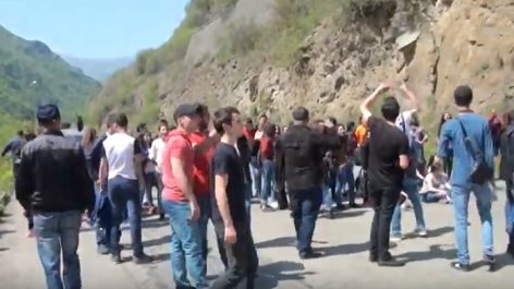 Ալավերդիում ուսանողները փակել են  Մ6 միջպետական ճանապարհը 