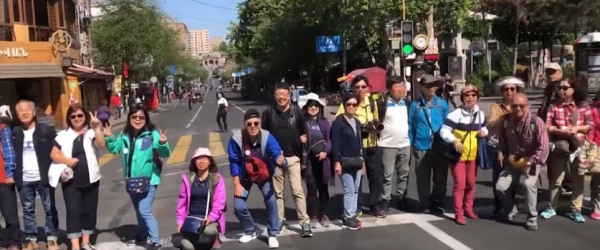 Չինացի զբոսաշրջիկներն արգելափակել են փողոցն ու գոռում են՝ Նիկոլ վարչապետ