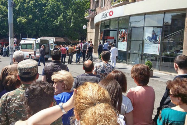 Կոմիտաս փողոցում գտնվող HSBC բանկի մոտ հնչած կրակոցների հետևանքով կա մեկ զոհ