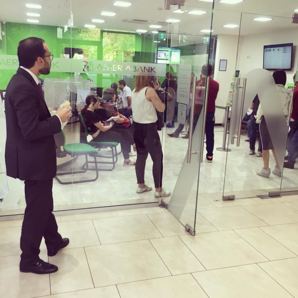 Օրվա կադրը. փոխվարչապետը բանկի հերթի մեջ՝ «բրդուճ» ուտելիս