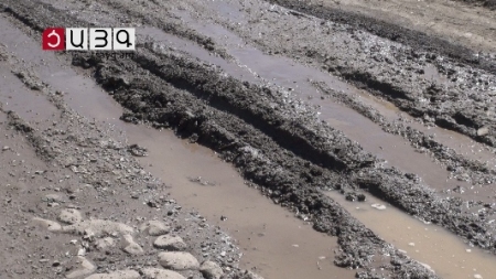 Երեխաները փոշոտ փողոցում են խաղում՝ վնասելով առողջությունը