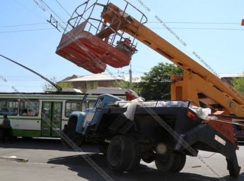 Վերամբարձիչն ընկել է 20 հոգու տեղափոխող մարդատար գազելի վրա