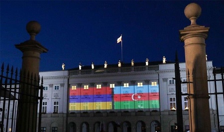 Հայկական և ադրբեջանական դրոշների գույներով՝ Լեհաստանի նախագահականի լուսավորությունը հարցեր է առաջացրել 