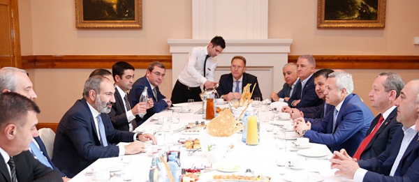 Վարչապետը Թբիլիսիում հանդիպել է տեղի գործարարների հետ և նախաճաշել