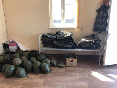 Սիսիանի ԵԿՄ փոխնախագահը զենք-զինամթերք և  հանդերձանք է հանձնել