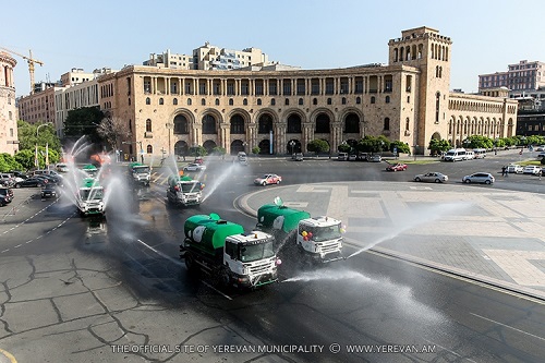 Ջրցան մեքենաների շքերթ՝ նվիրված Վարդավառի տոնին