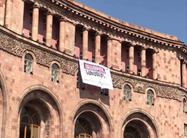 «Արմենիա Մարիոթ» հյուրանոցի աշխատակիցը՝ աղմուկ հանած պաստառի մասին