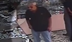 Գողացել է 160.000 դրամ և 100 դոլար. ճանաչողներին Ոստիկանությունը խնդրում է ահազանգել