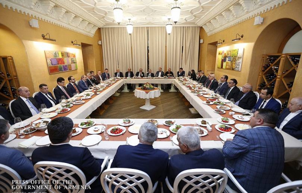 Աշխատանքային ընթրիք՝ խոշոր հարկ վճարող ընկերությունների ղեկավարների հետ