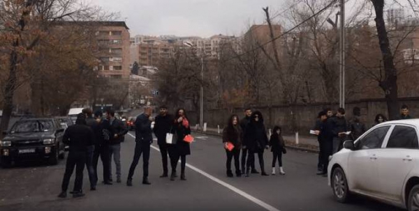 Փակել են մեքենաների ճանապարհն ու հենց փողոցում կարդացել Ռոբերտ Քոչարյանի հեղինակած գիրքը