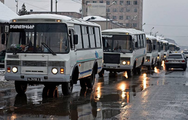 Եվս մեկ միջադեպ կենտրոնական հավաքակայանում. որոշ ծնողներ թույլ չեն տվել, որ ավտոբուսները շարժվեն